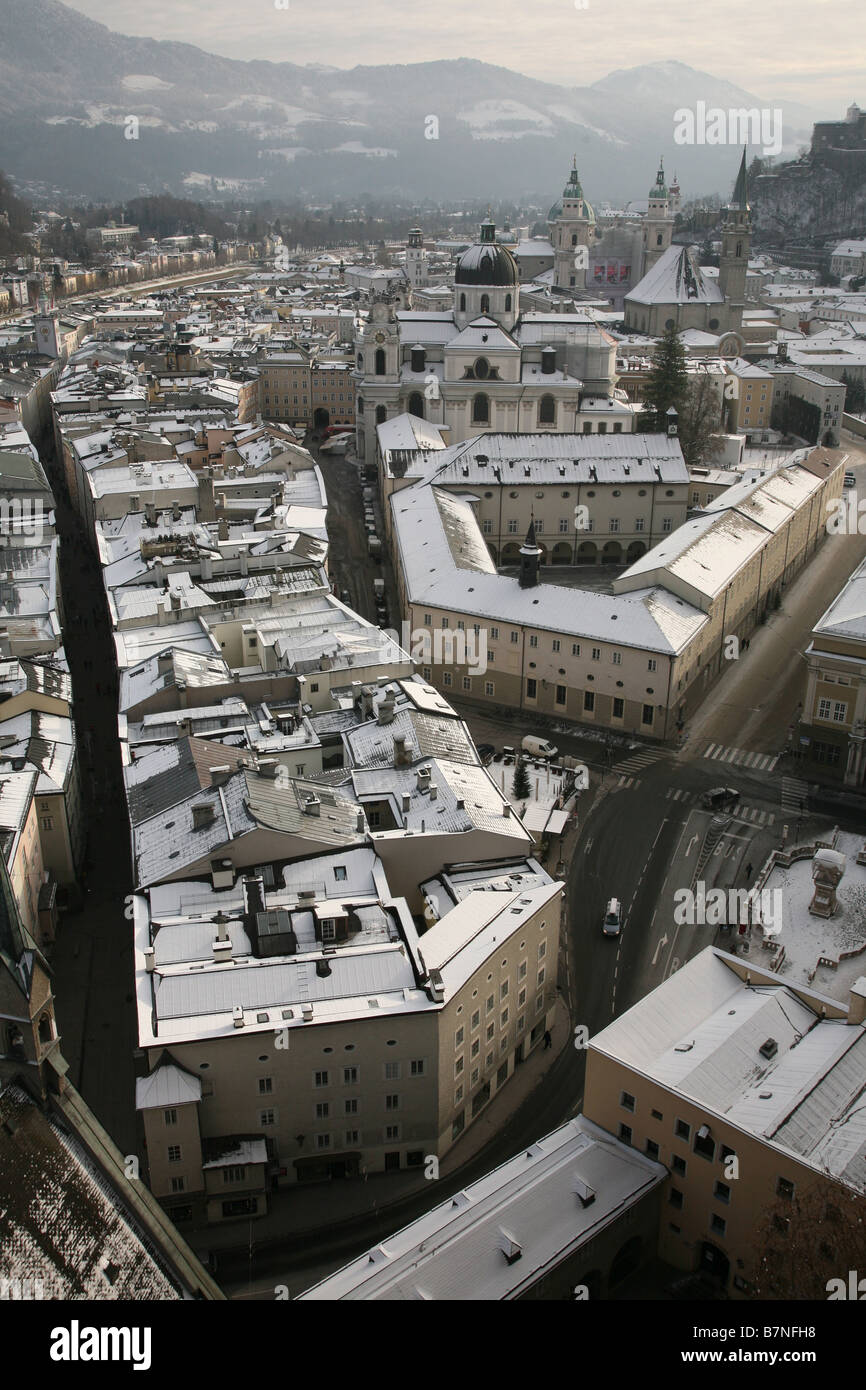 Schneebedeckte Dächer des historischen Zentrums von Salzburg. Die Aussicht vom Monchsberg Hügel. Stockfoto