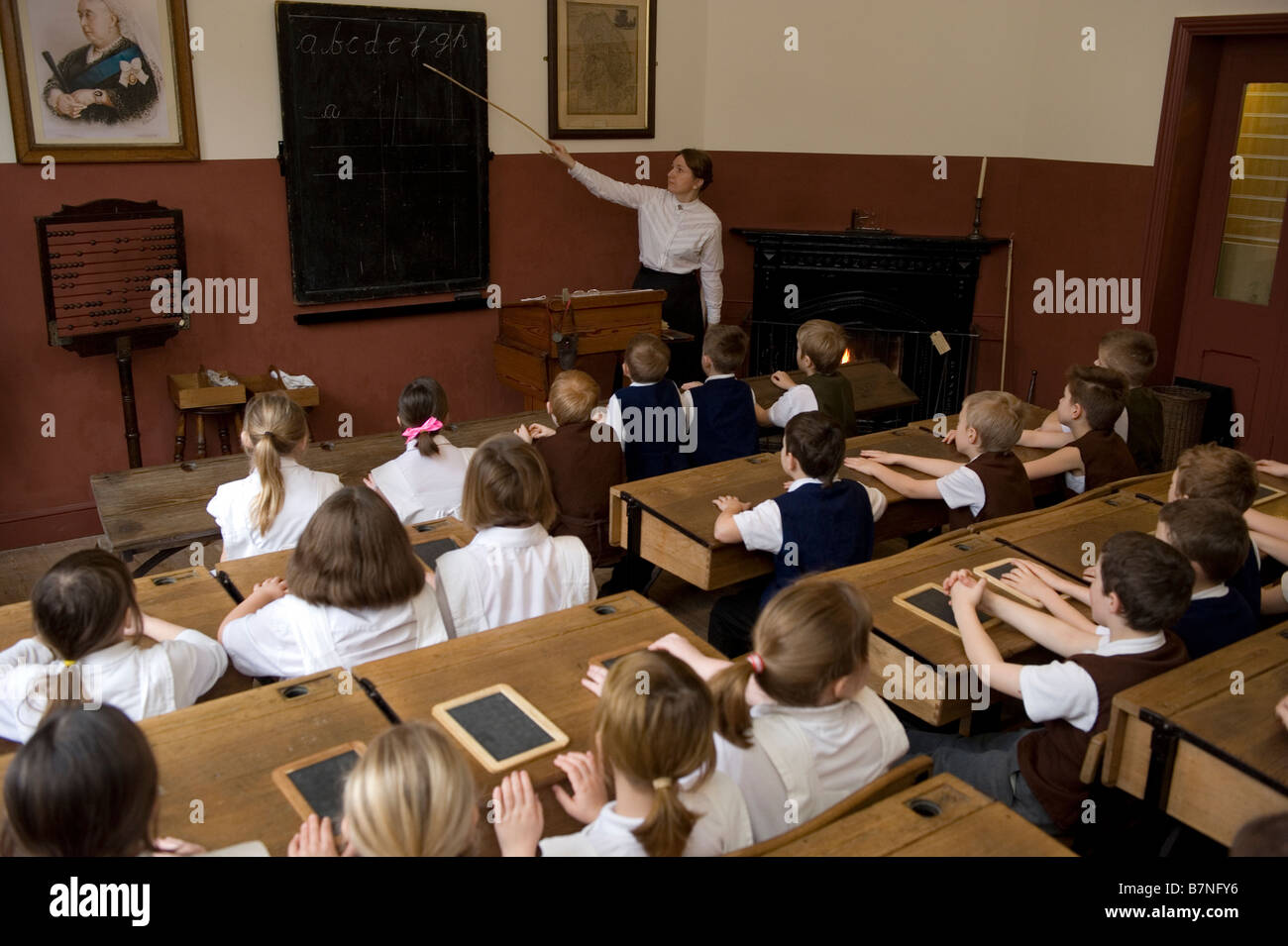 Kinder Experince Leben in einer viktorianischen Schule während eines Besuchs in Queen Street School Barton auf Humber Lincolnshire Stockfoto