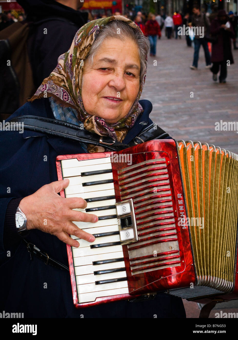 Frau Straßenmusiker spielen ein Akkordeon für Geld in Buchanan Street Glasgow Schottland Stockfoto