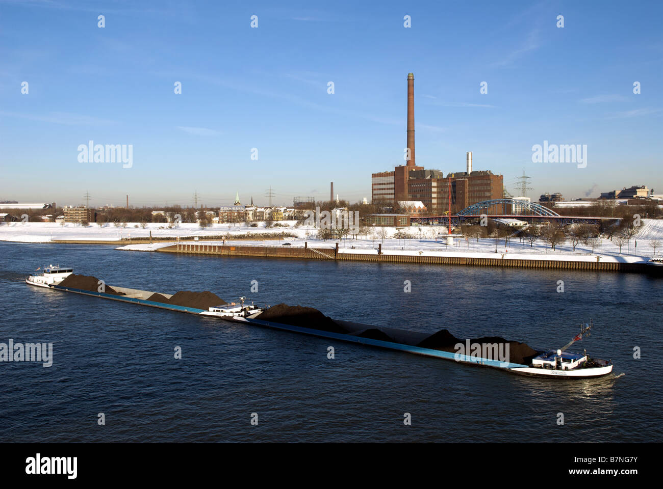 Versand der zerkleinerte Kohle auf dem Rhein, Duisburg, Nordrhein-Westfalen, Deutschland. Stockfoto