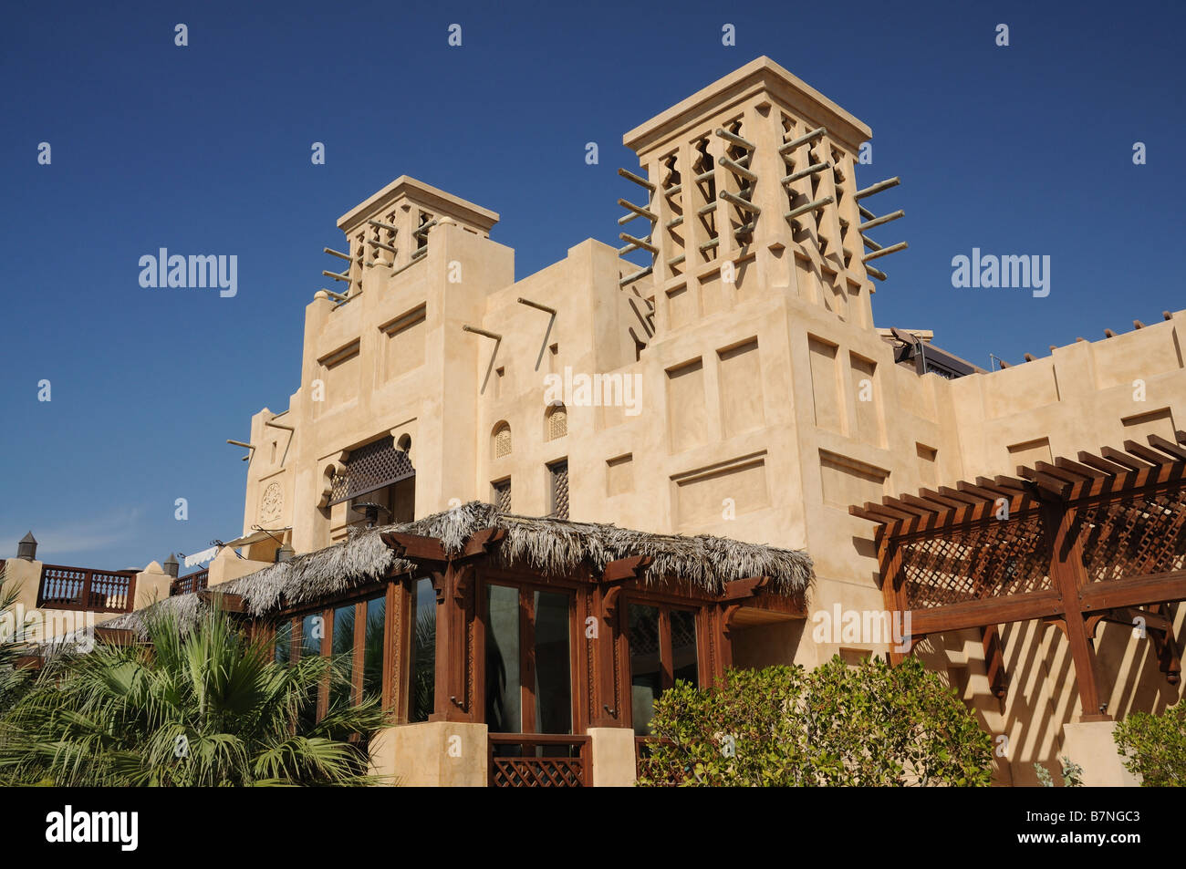 Gebäude mit traditionellen arabischen Windtürme in Dubai Stockfoto