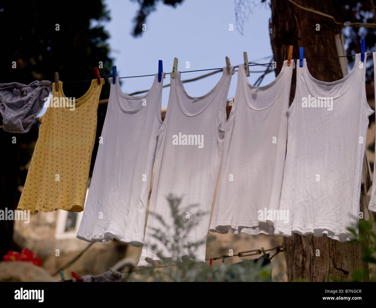 Hemden hängen zum Trocknen Stockfoto