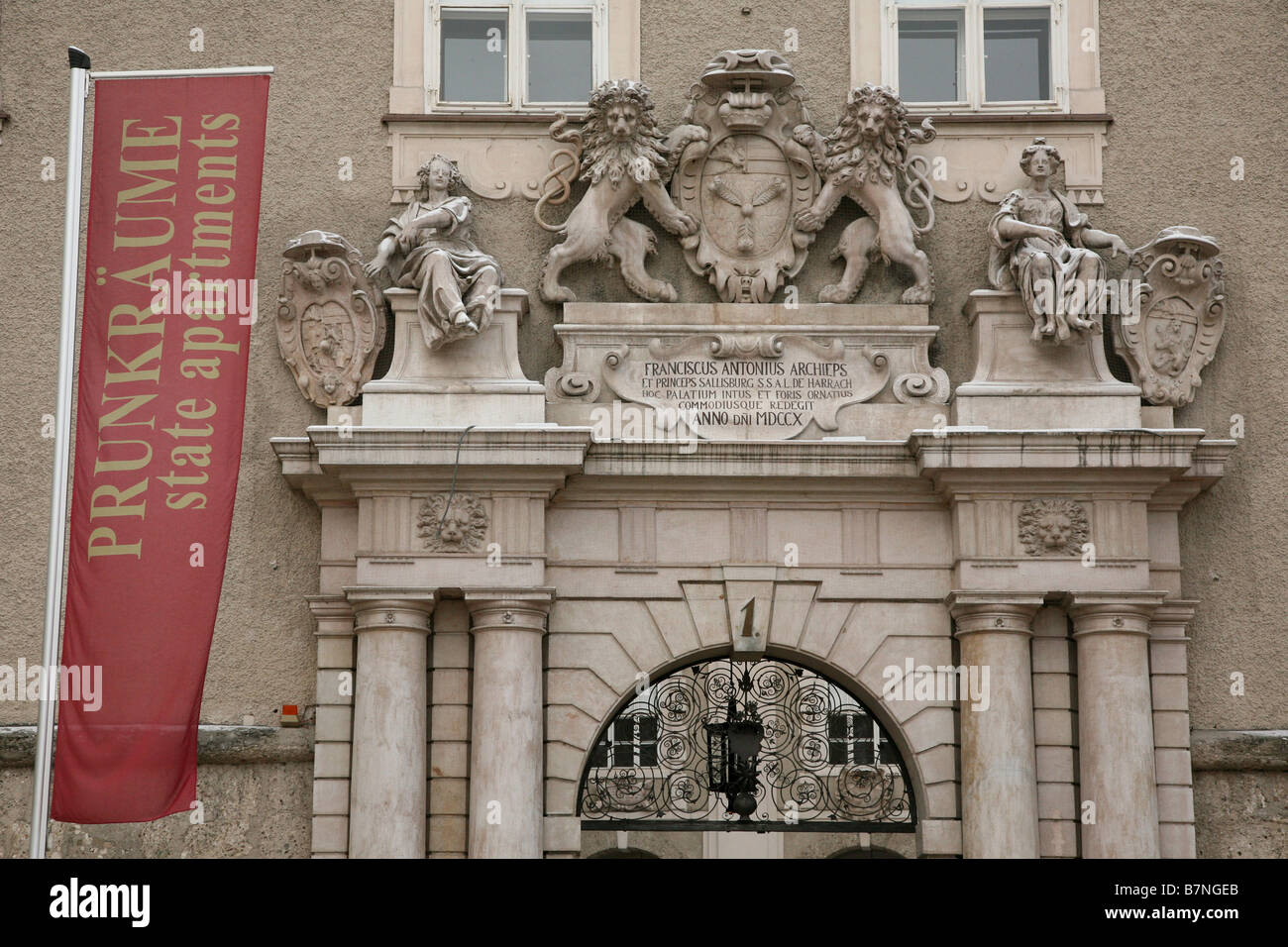 Barockes Tor der Residenz, lebende Viertel der Salzburger Erzbischöfe, in der Altstadt von Salzburg, Österreich Stockfoto