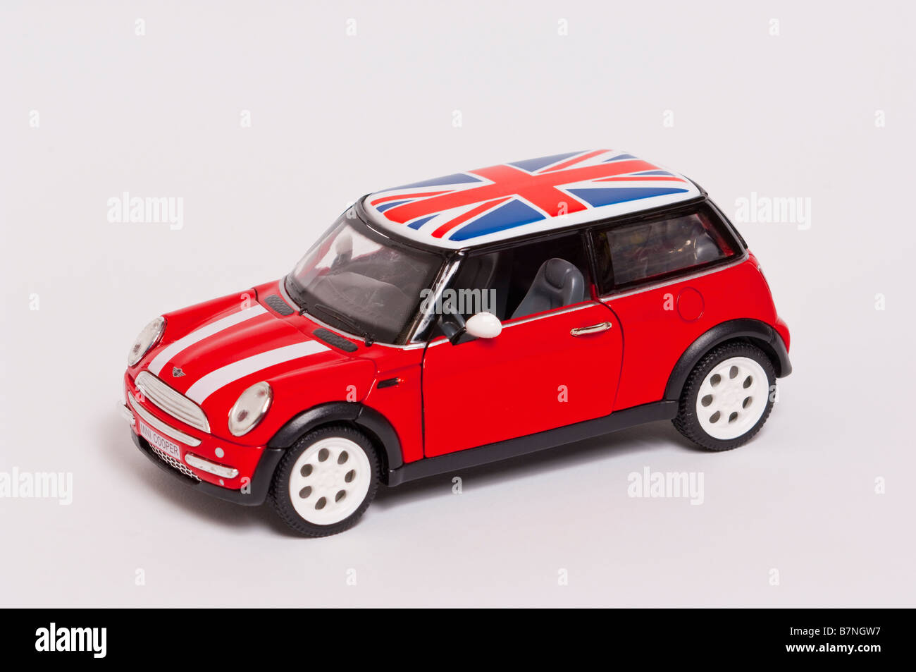 Eine Nahaufnahme von einem Spielzeug Modellauto Mini Cooper auf weißem Hintergrund Stockfoto