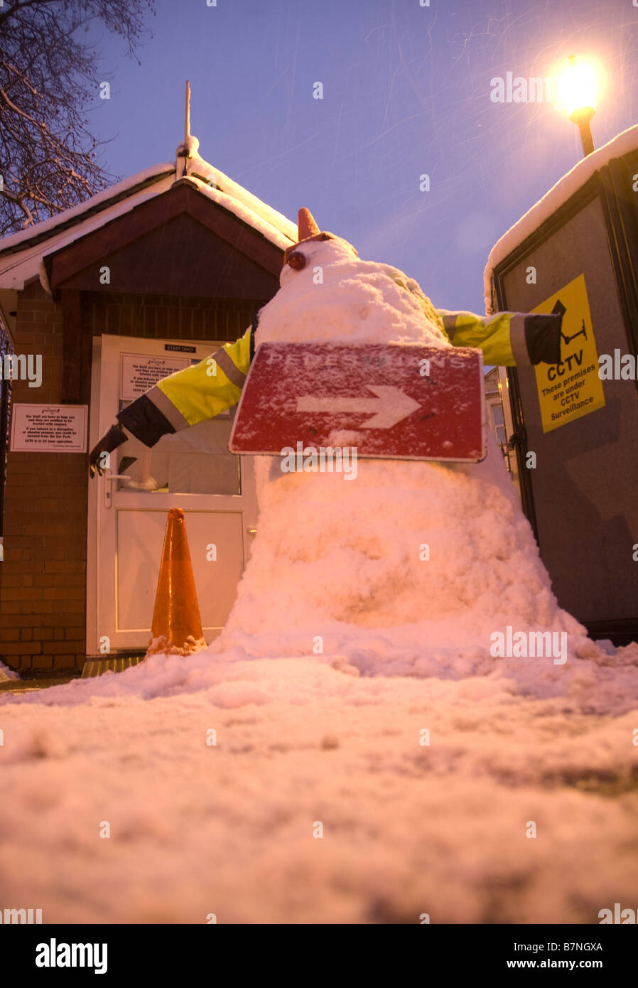 ein Schneemann außerhalb der Sicherheits-Tor von Osten Schinken Rathaus Stockfoto