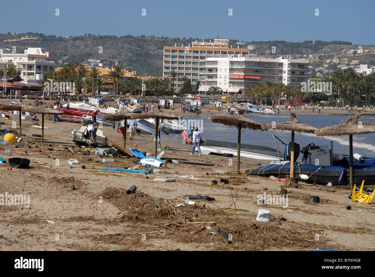 zerstörte Boote & Geröll angespült Playa Arenal nach Sturm, Oktober 2007, Provinz Alicante, Comunidad Valenciana, Javea, Spanien Stockfoto