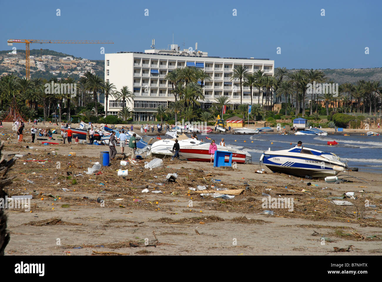 Algen & zerstörte Boote angespült Playa Arenal nach Sturm, Oktober 2007, Provinz Alicante, Comunidad Valenciana, Javea, Spanien Stockfoto