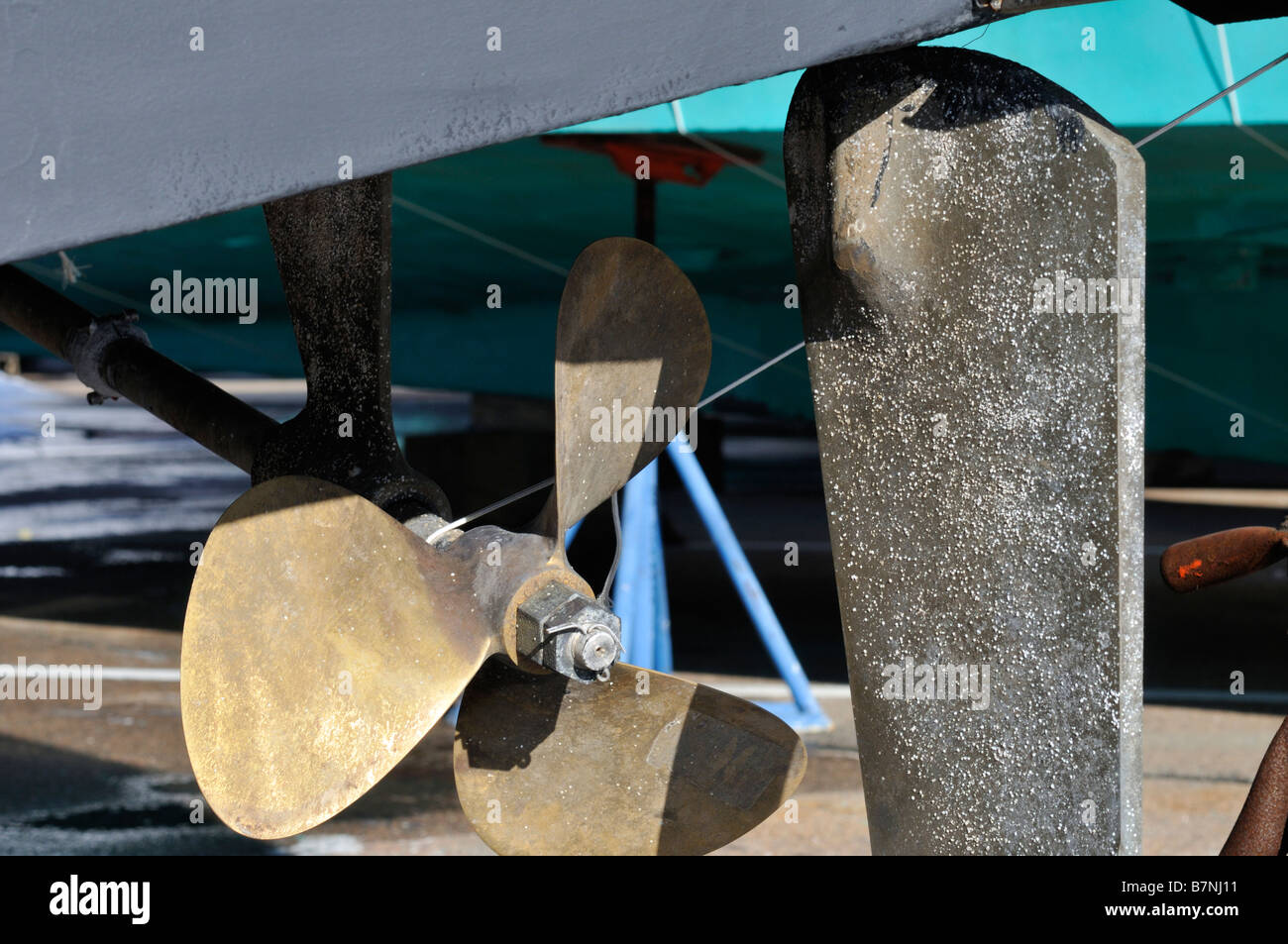Motorboot Bronze Propellerwelle und Ruder Lochfraß Korrosion und Barnacle Wachstum Stockfoto