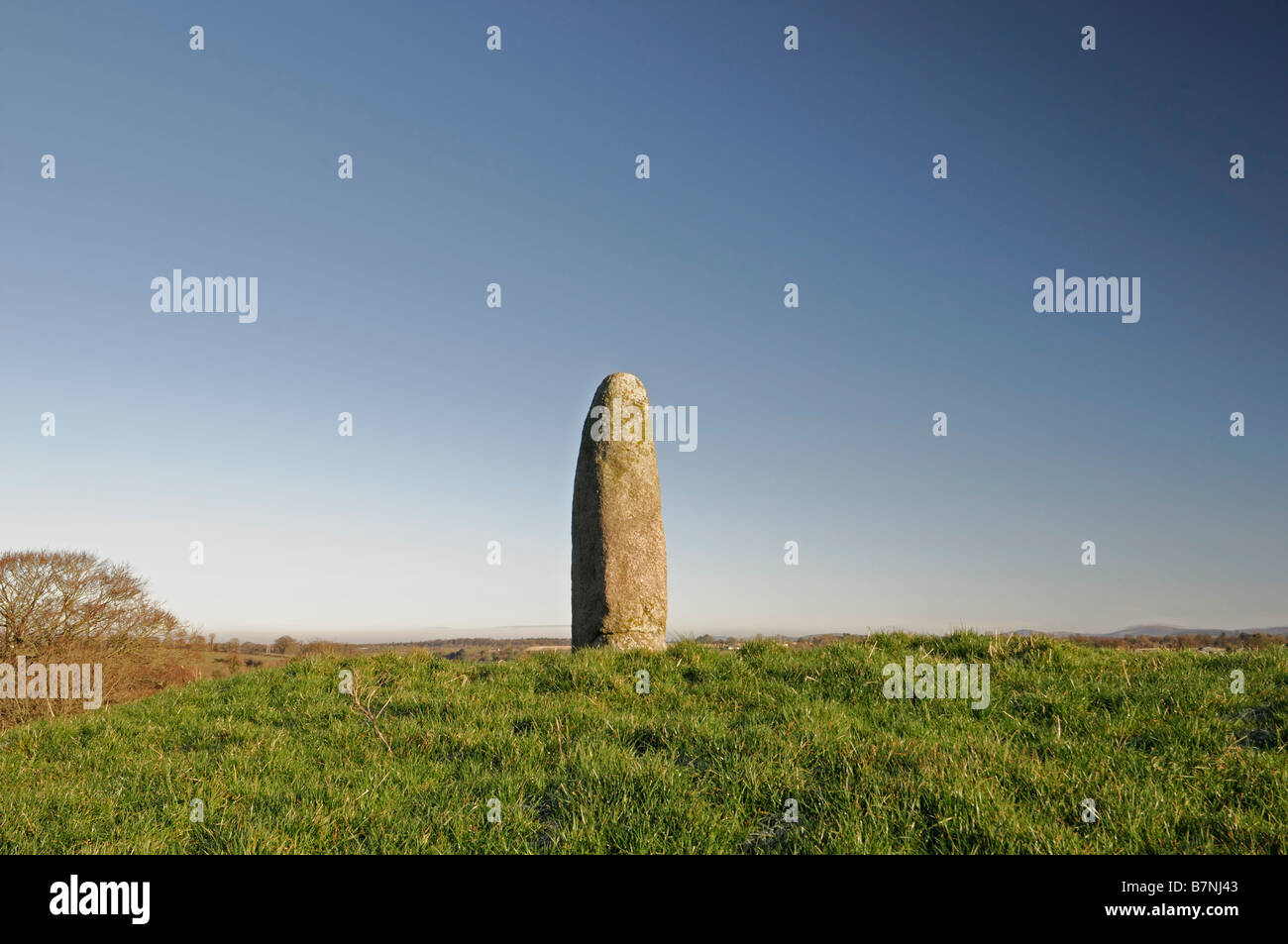 Kilgowen Menhir Hügel Granit-Monolith sitzt auf oben stehende Esker Kildare Ireland blauen Himmel Stockfoto