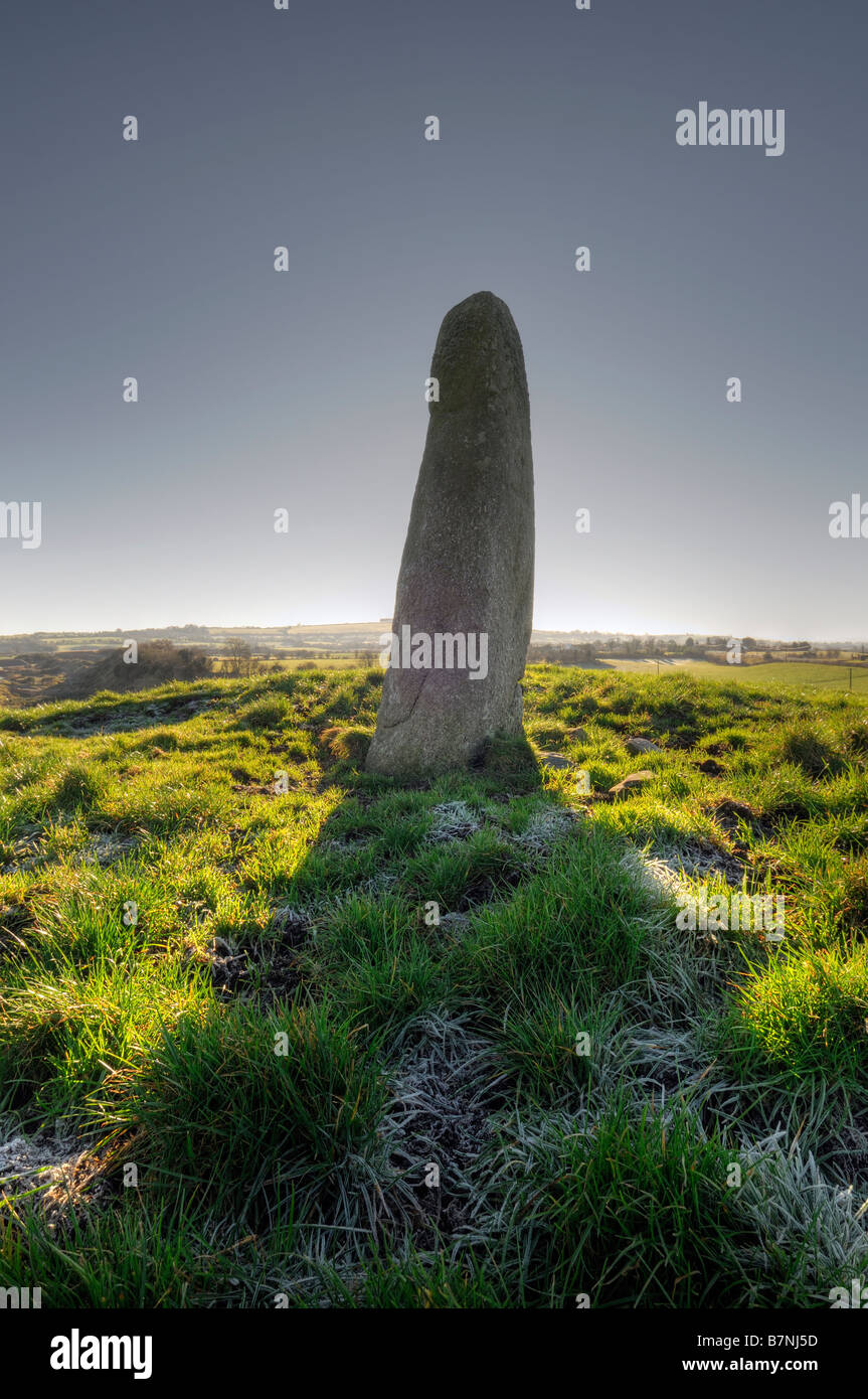 Kilgowen Menhir Hügel Granit-Monolith sitzt auf oben stehende Esker Kildare Ireland blauer Himmel dramatische drama Stockfoto