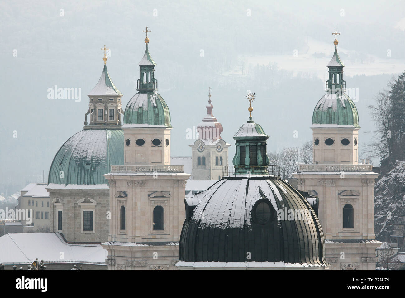 Türme der Franziskanerkirche und Salzburger Dom in der Altstadt von Salzburg, Österreich. Blick vom Monchsberg Hügel. Stockfoto