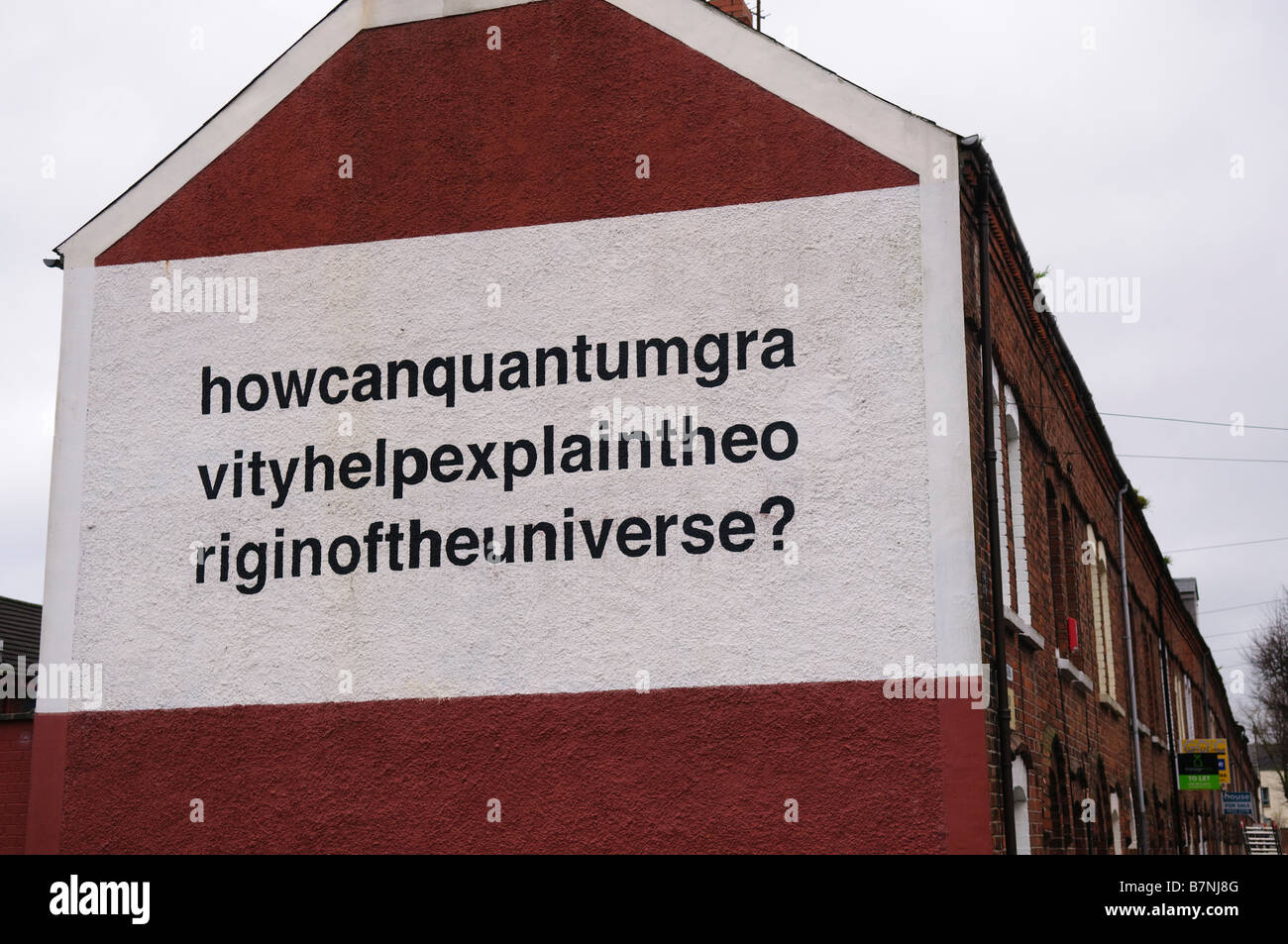 Wandgemälde in Belfast "wie Quantengravitation kann helfen den Ursprung des Universums zu erklären?" auf Seite von Reihenhaus bemalt Stockfoto