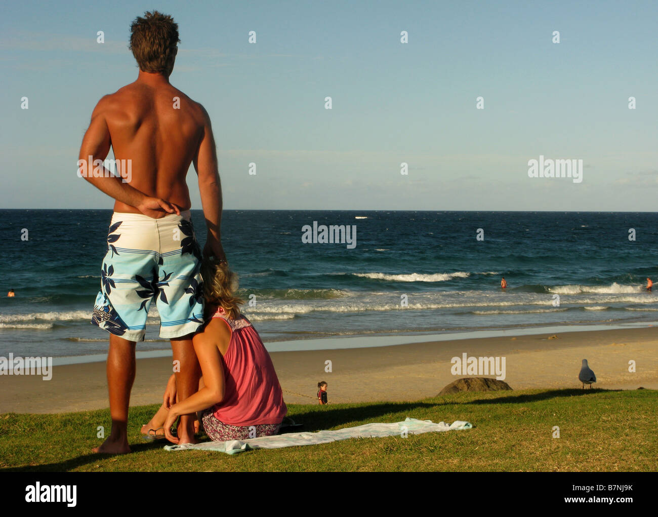 Ein junger Mann und eine Frau am Strand Byron Bay Australien Stockfoto