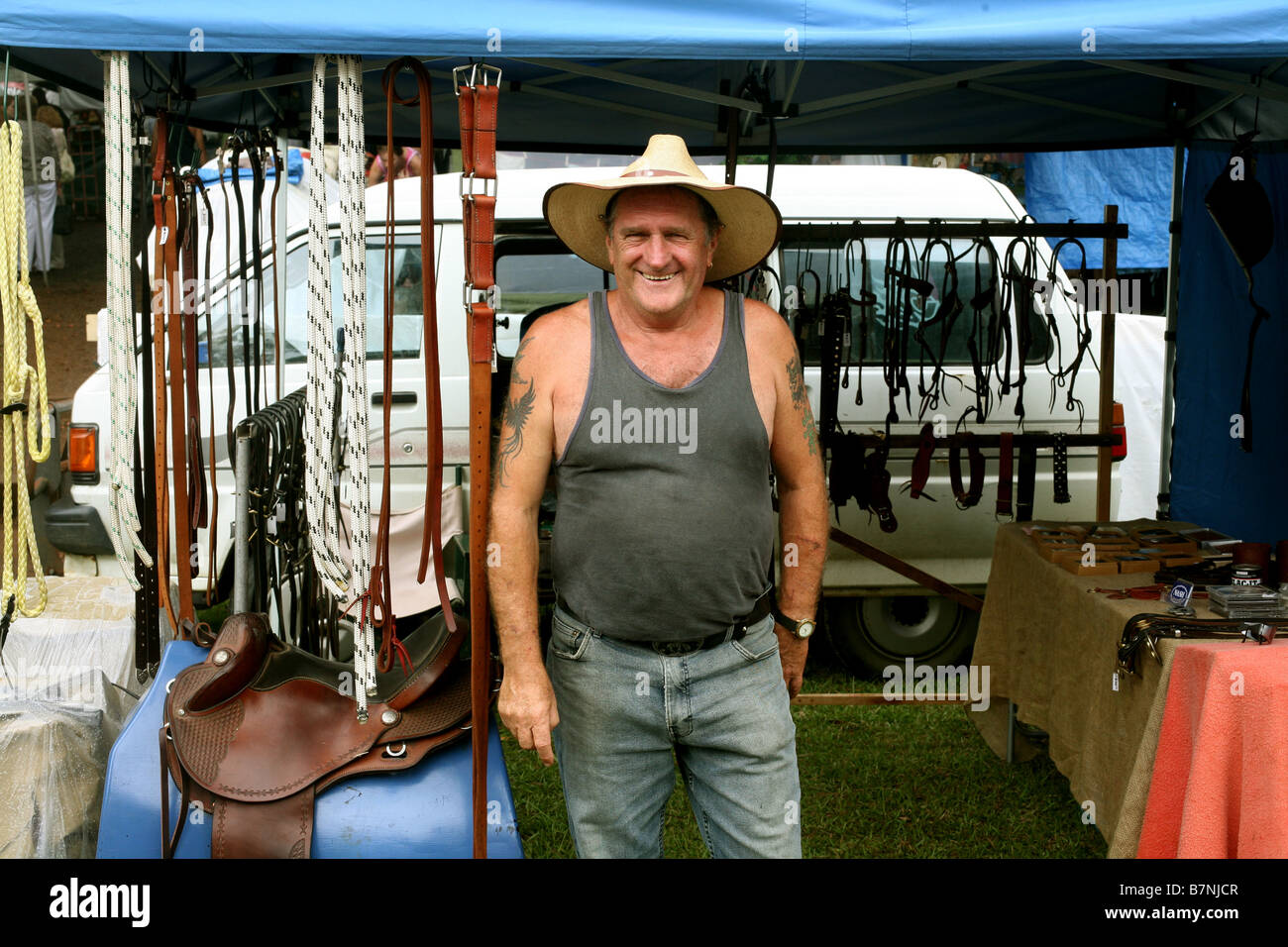 Sattler und Lederbearbeiter Tony Nash verkauft seine waren an der Bangalow Markets Australia Stockfoto