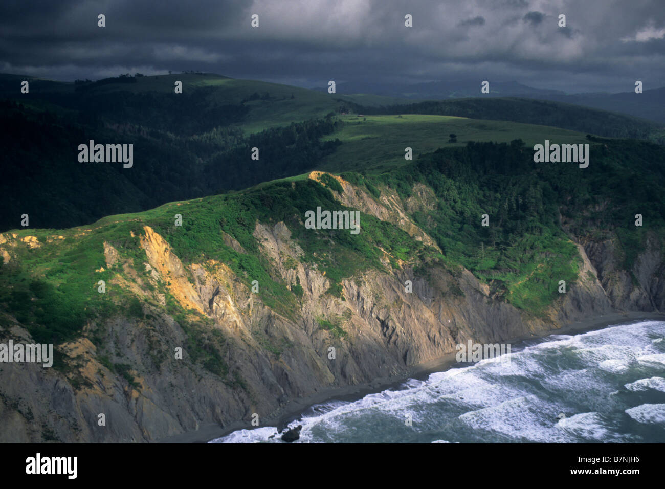 Antenne des Sonnenlichts auf Steilküsten entlang des nördlichen Teils von der Lost Coast Humboldt County in Kalifornien Stockfoto