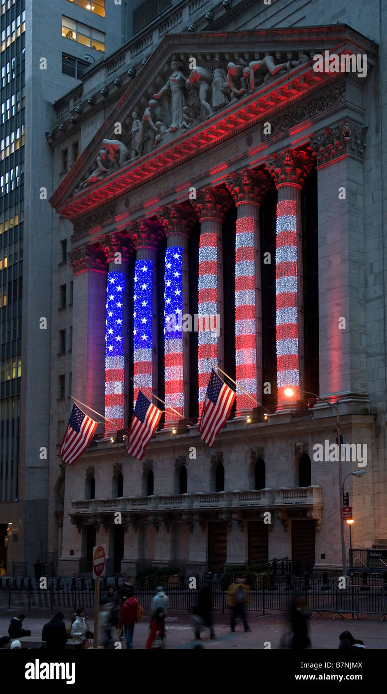 New Yorker Börse in der Abenddämmerung mit Ldecorative üge in der Form der US-Flagge Stockfoto