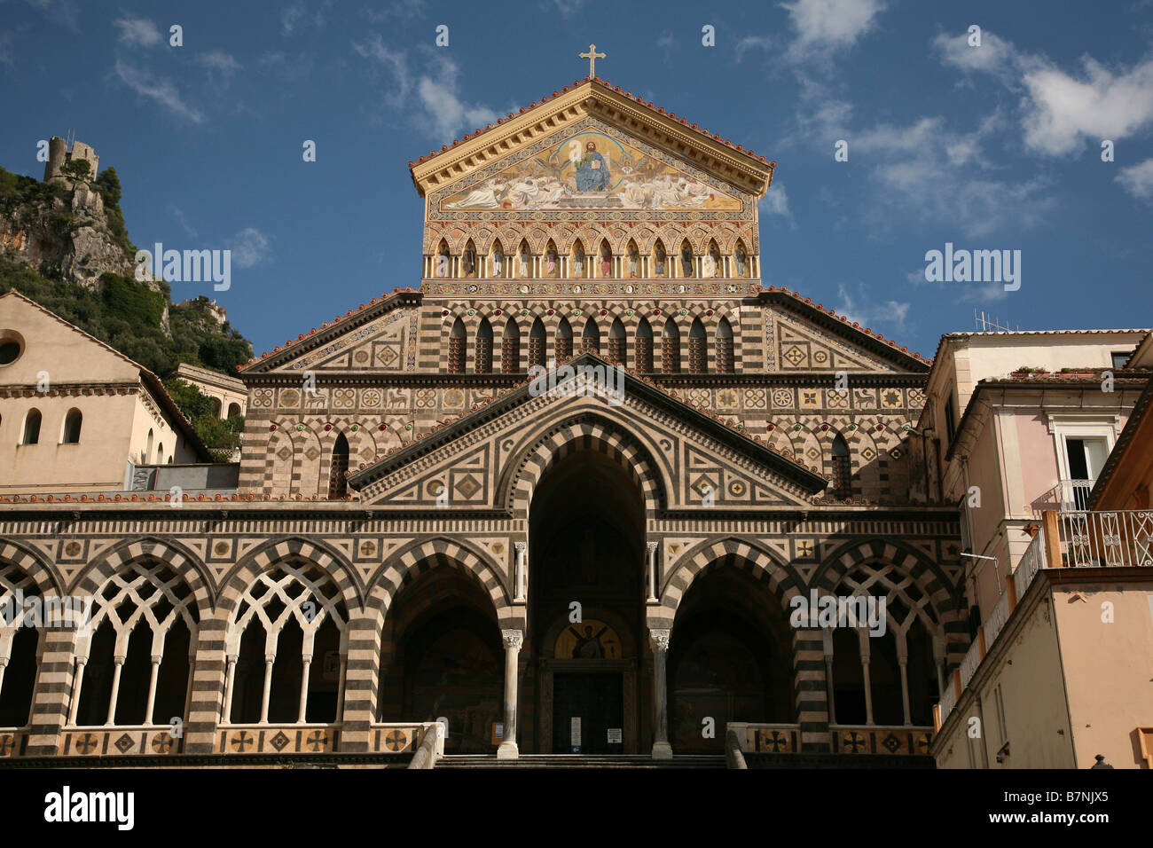 Monumentale Fassade des Doms in Kampanien, Italien Amalfi. Stockfoto