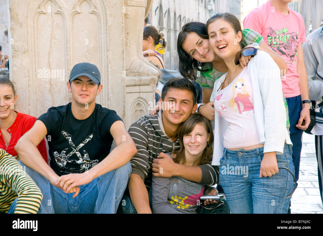 Eine Gruppe von jungen Schülerinnen und Schüler stellen für Bilder in der alten Stadt von Dubrovnik-Kroatien Stockfoto