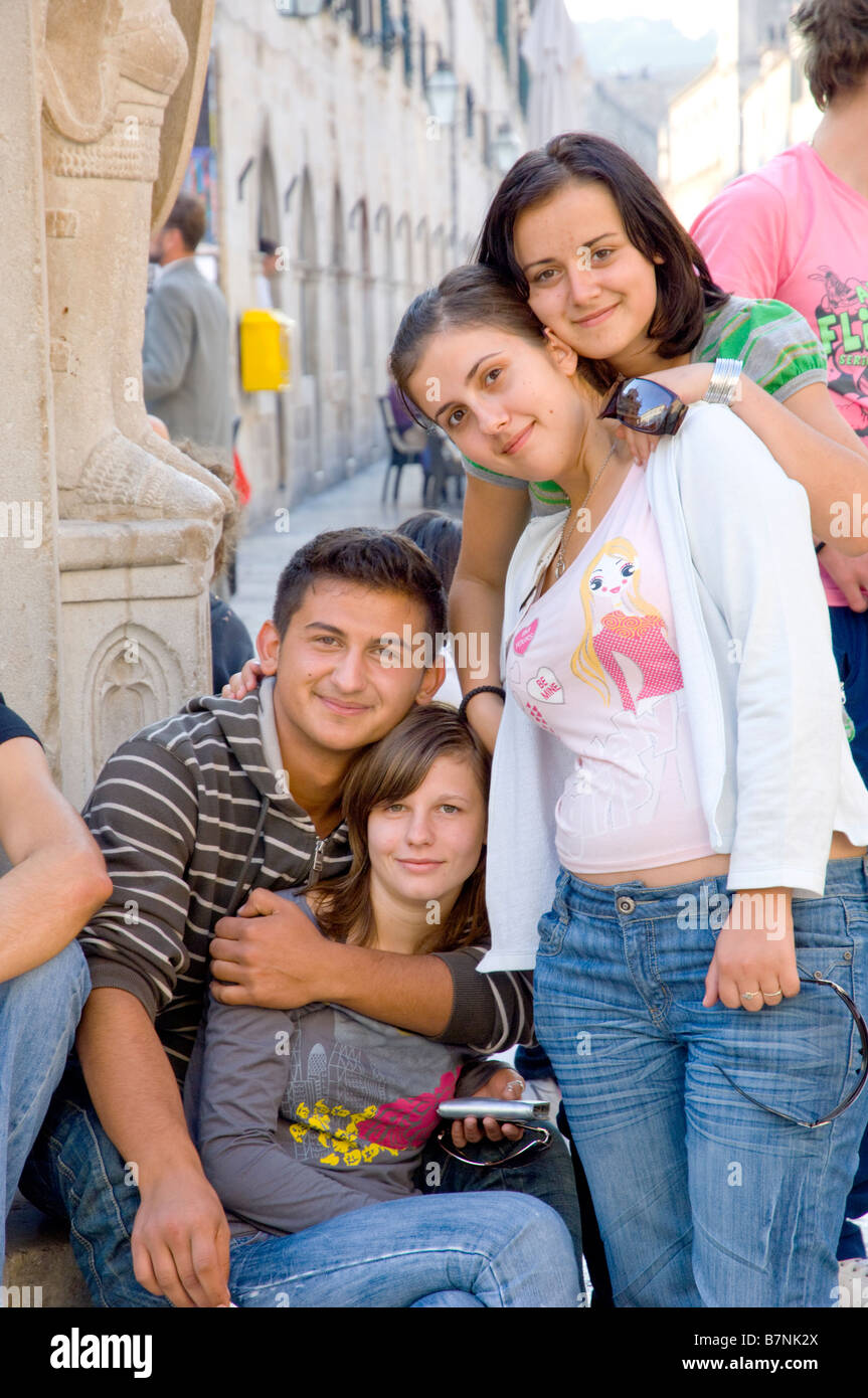 Eine Gruppe von jungen Schülerinnen und Schüler stellen für Bilder in der alten Stadt von Dubrovnik-Kroatien Stockfoto