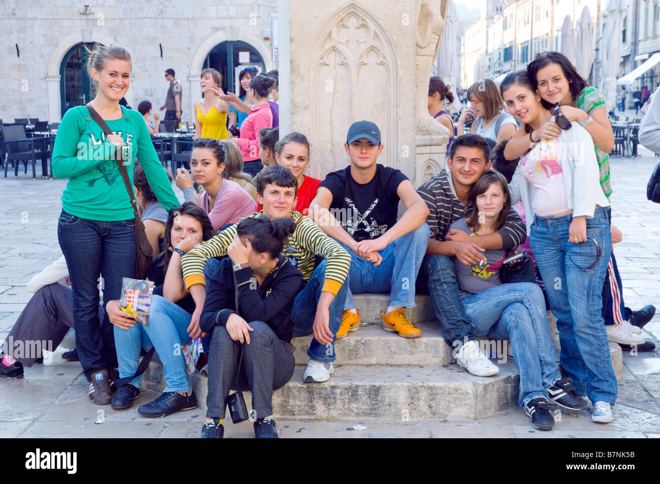 Eine Gruppe von jungen Schülerinnen und Schüler stellen für Bilder in der alten Stadt von Dubrovnik-Kroatien Stockfoto