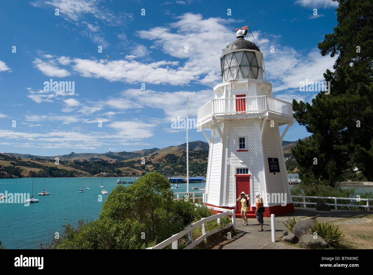 Akaroa Köpfe Leuchtturm, Friedhof Point Beach Road, Akaroa, Banks Peninsula, Canterbury, Neuseeland Stockfoto