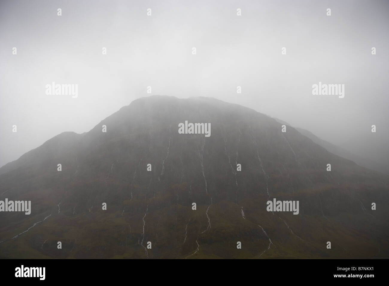 Berg bei schlechtem Wetter und sintflutartigen Schlagregen Glen Coe Highlands Schottland Stockfoto