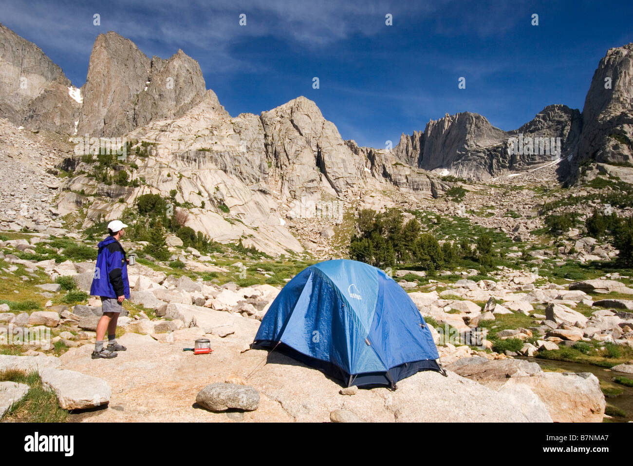 Eine Backpacker genießt seinen Campingplatz Cirques der Türme Wind River Range Wyoming Stockfoto