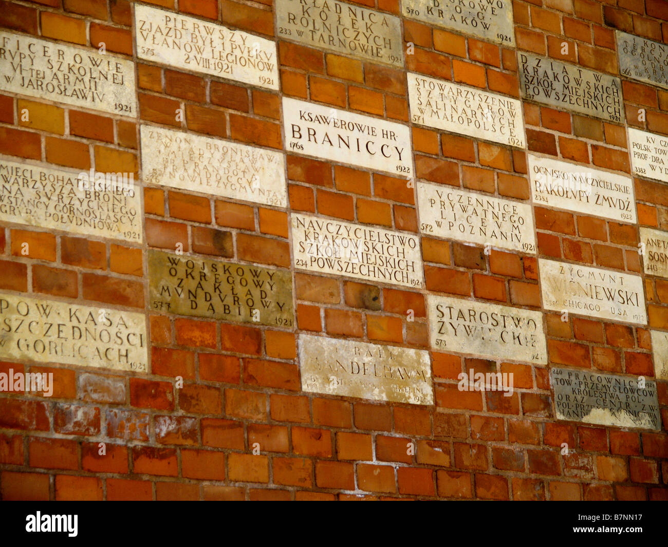 Blöcke mit Namen der Sponsoren des Wawel Schloss Umbauten und Renovierungen Bemühungen in Krakau, Polen graviert. Stockfoto