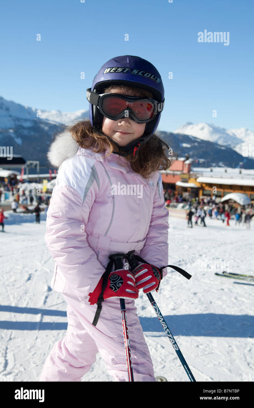 8 Jahre alten Mädchen in rosa Skianzug lächelnd an die Kamera, Bormio 2000, Sondrio, Valtellina, Italien Stockfoto