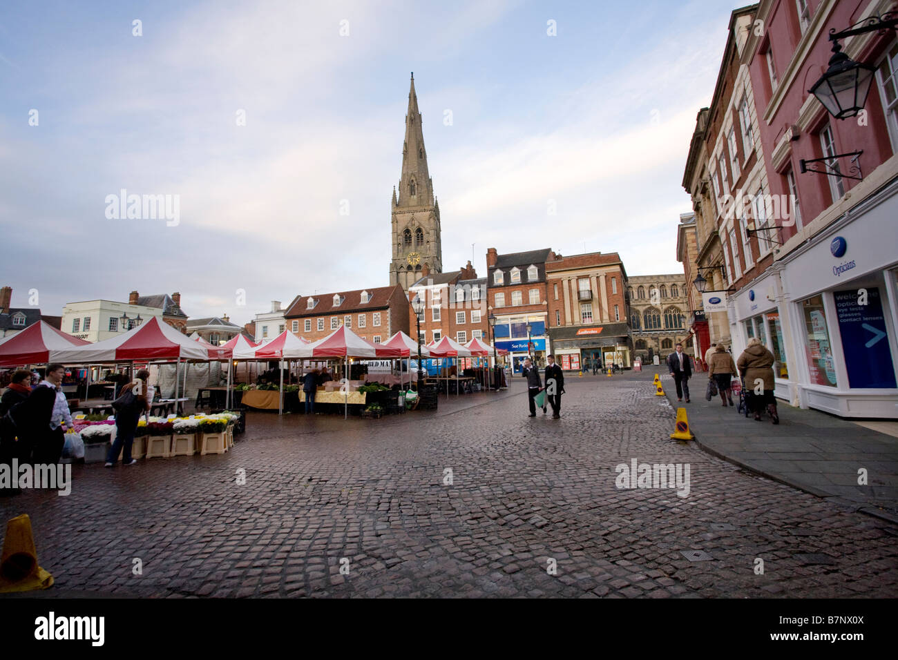 Newark-Pfarrkirche erhebt sich über den Marktplatz am Markttag. Stockfoto