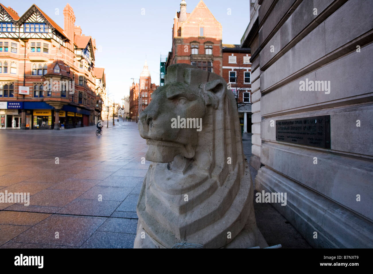 Kultige steinernen Löwen am Eingang zum Nottingham Rat-Hausbau auf dem alten Marktplatz. Stockfoto
