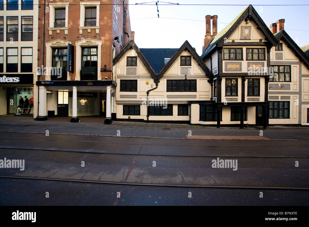 Original Tudor Altbaus in Nottingham Stadtzentrum, neben der Straßenbahn. Jetzt verwendet durch eine Fashion Clothing Company. Stockfoto