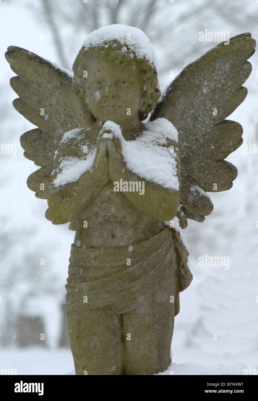 Engel-Denkmal auf einem Grab im winter Stockfoto