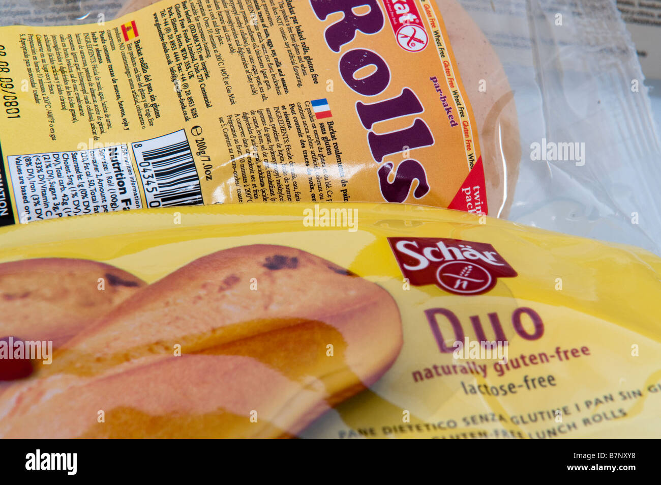 Glutenfreies Brötchen/Brot in der Verpackung von Schär (Schär) und Barkat, aus dem Vereinigten Königreich auf Rezept erhältlich Stockfoto