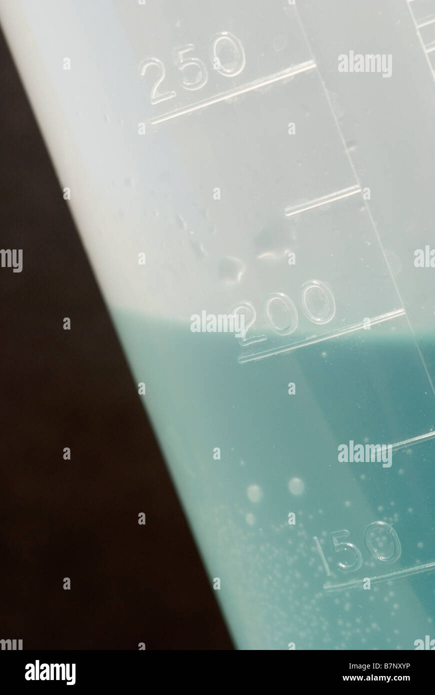 Messzylinder mit grüner Flüssigkeit Stockfoto