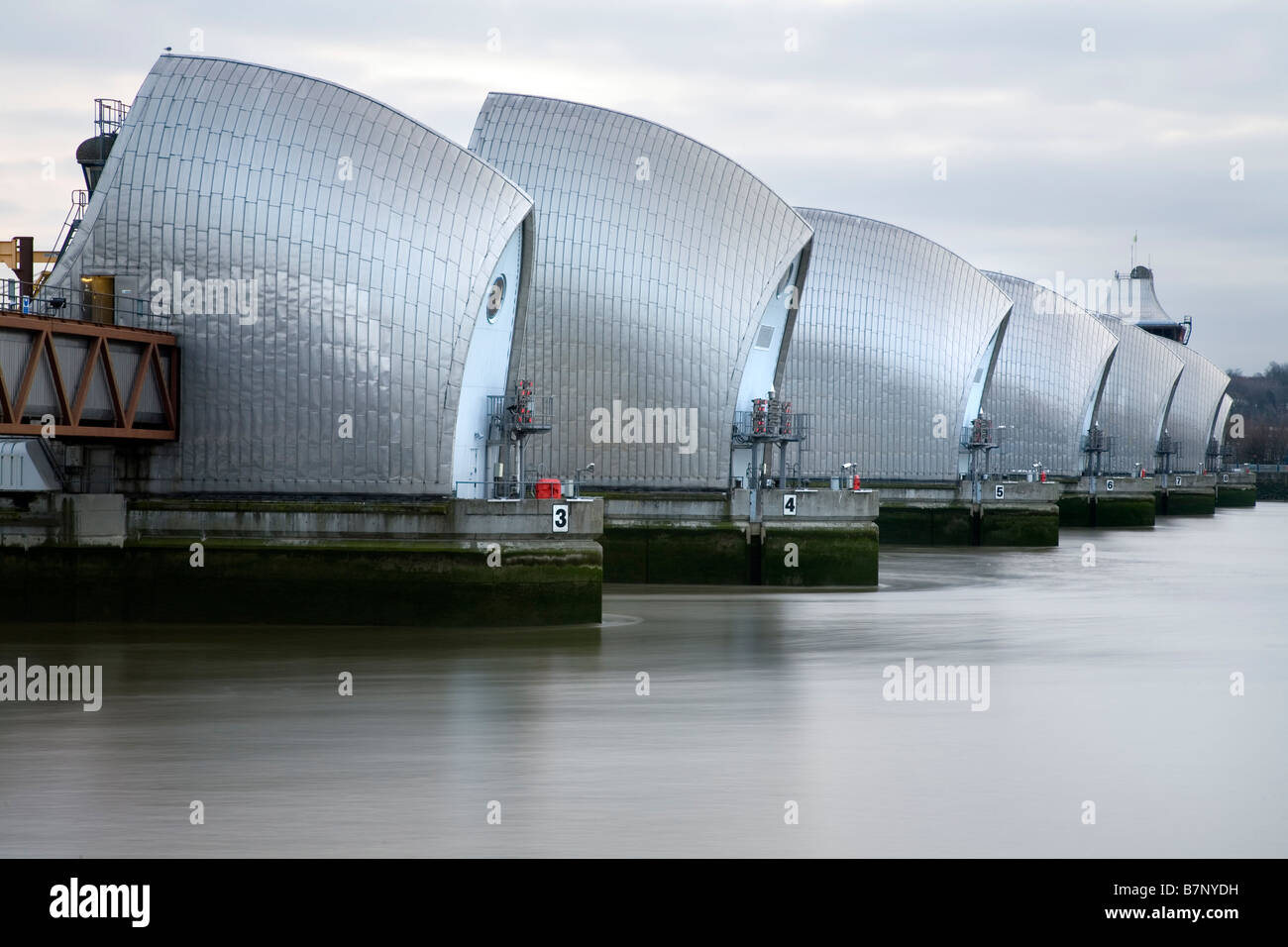 Blick auf die Thames Barrier zeigt sechs der neun Betonpfeiler Stockfoto