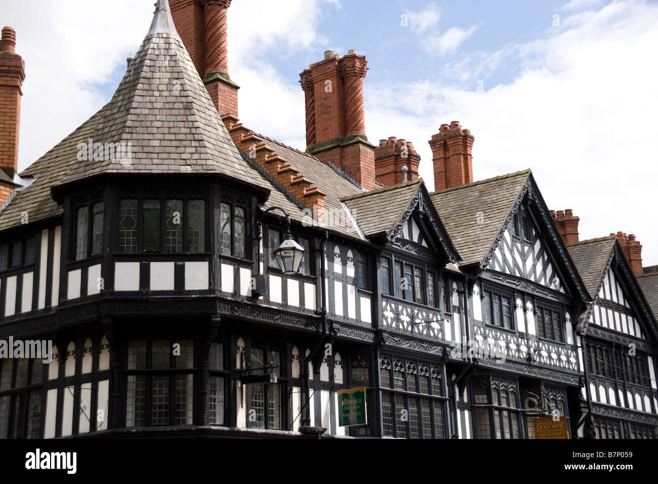 Halbe Fachwerkhaus Altbauten an der St Werburgh Street von Chester Kathedrale im Zentrum der mittelalterlichen Stadt von Chester, England Stockfoto