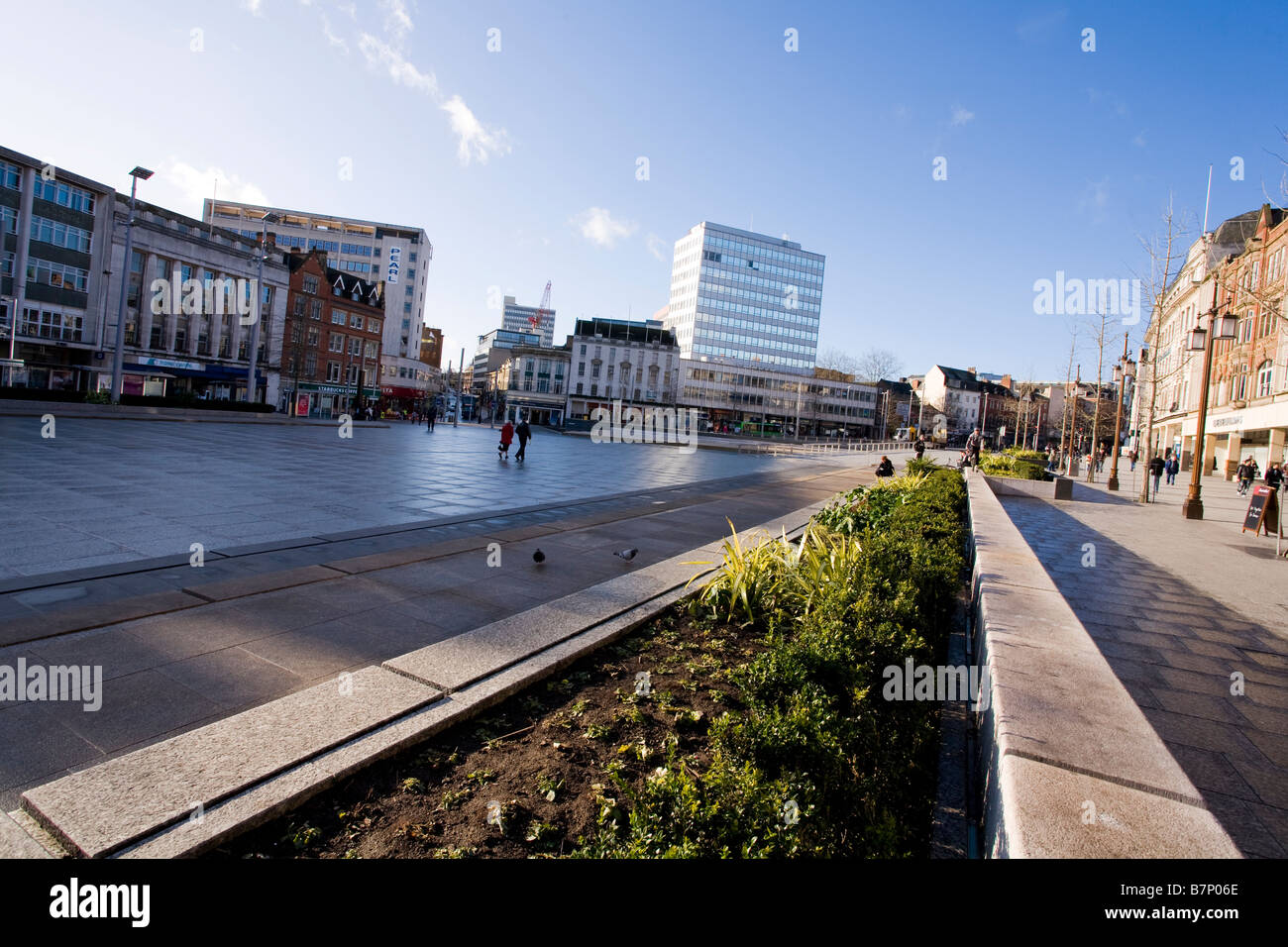 Die sanierten Alten Marktplatz in Nottingham, England. Die Blütenpracht in der Mitte ist eine alte Grenze, die einst Nottingham unterteilt. Stockfoto