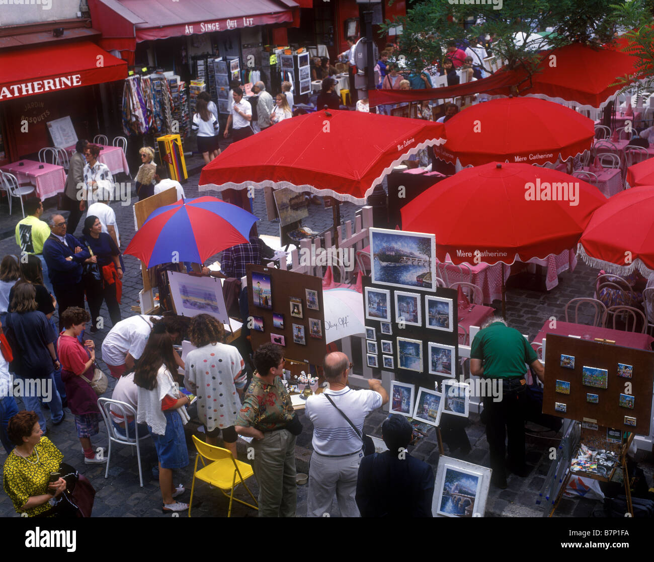 Künstler malen und verkaufen ihre Arbeit an Touristen in Place Du Tertre einen Platz im Herzen des Quartier Künstler des Montmartre Stockfoto