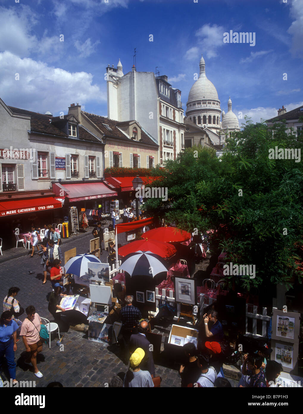 Künstler malen und verkaufen ihre Arbeit an Touristen in Place Du Tertre einen Platz im Herzen des Quartier Künstler des Montmartre Stockfoto