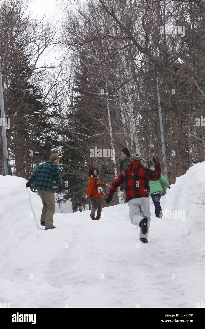 Junge Menschen spielen im Schnee Stockfoto