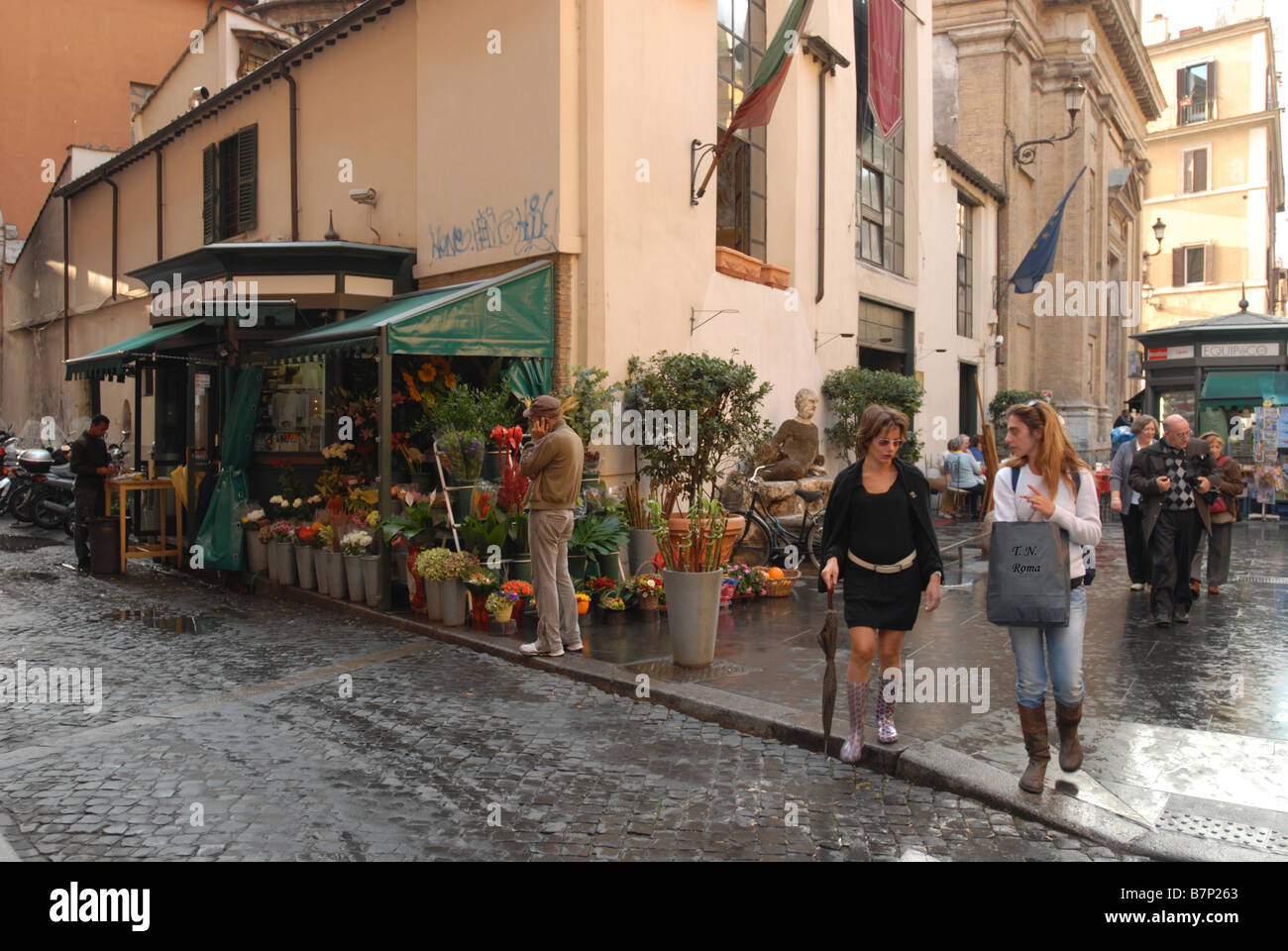 Zwei Mädchen beim Einkaufen auf einer Straße in Rom Italien Stockfoto