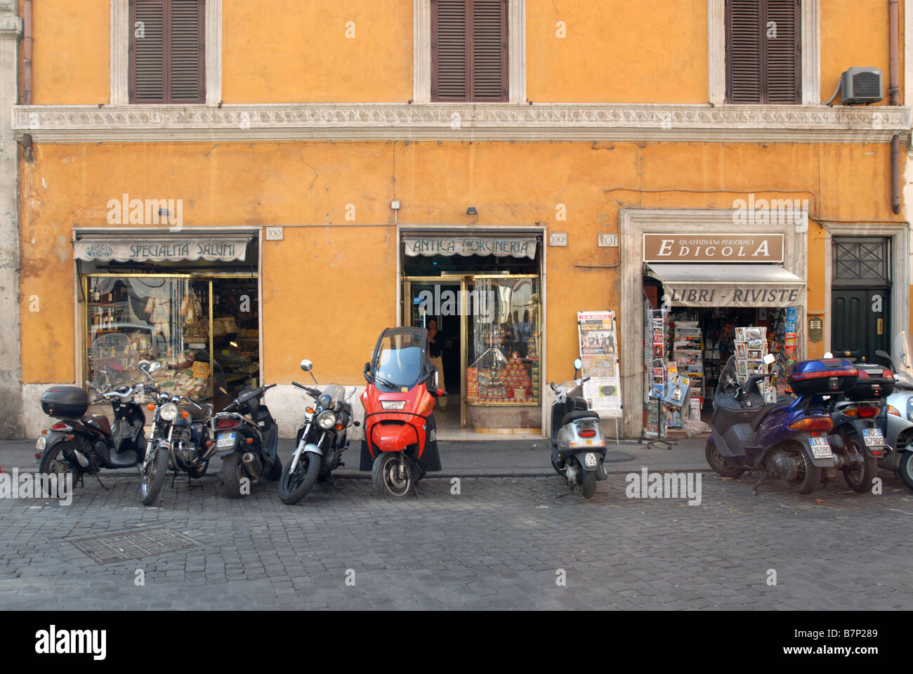 Ladenfront mit einer Reihe von Scooter in Rom Stockfoto