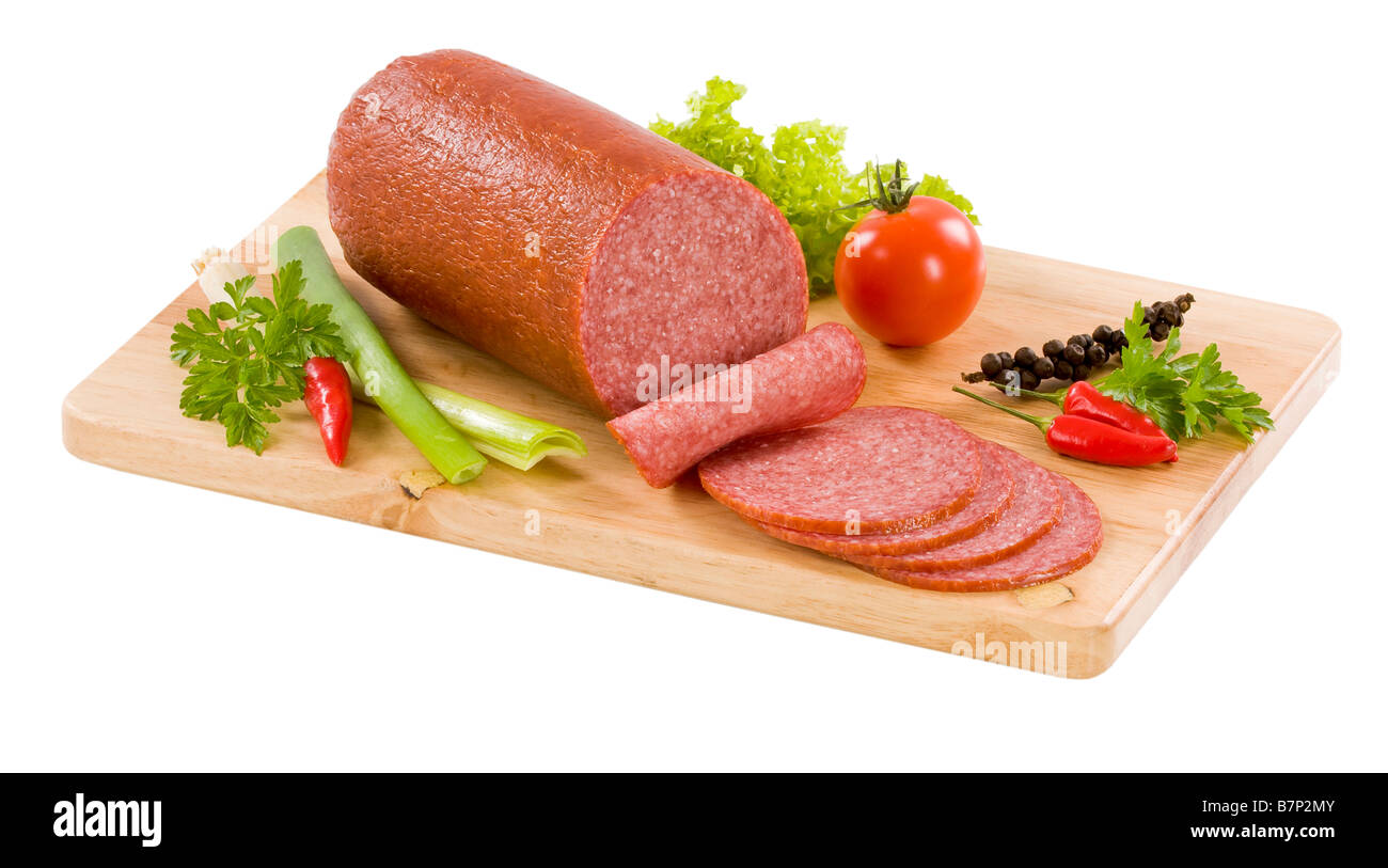 Leckere Salami auf ein Schneidebrett, isoliert auf weiss Stockfoto