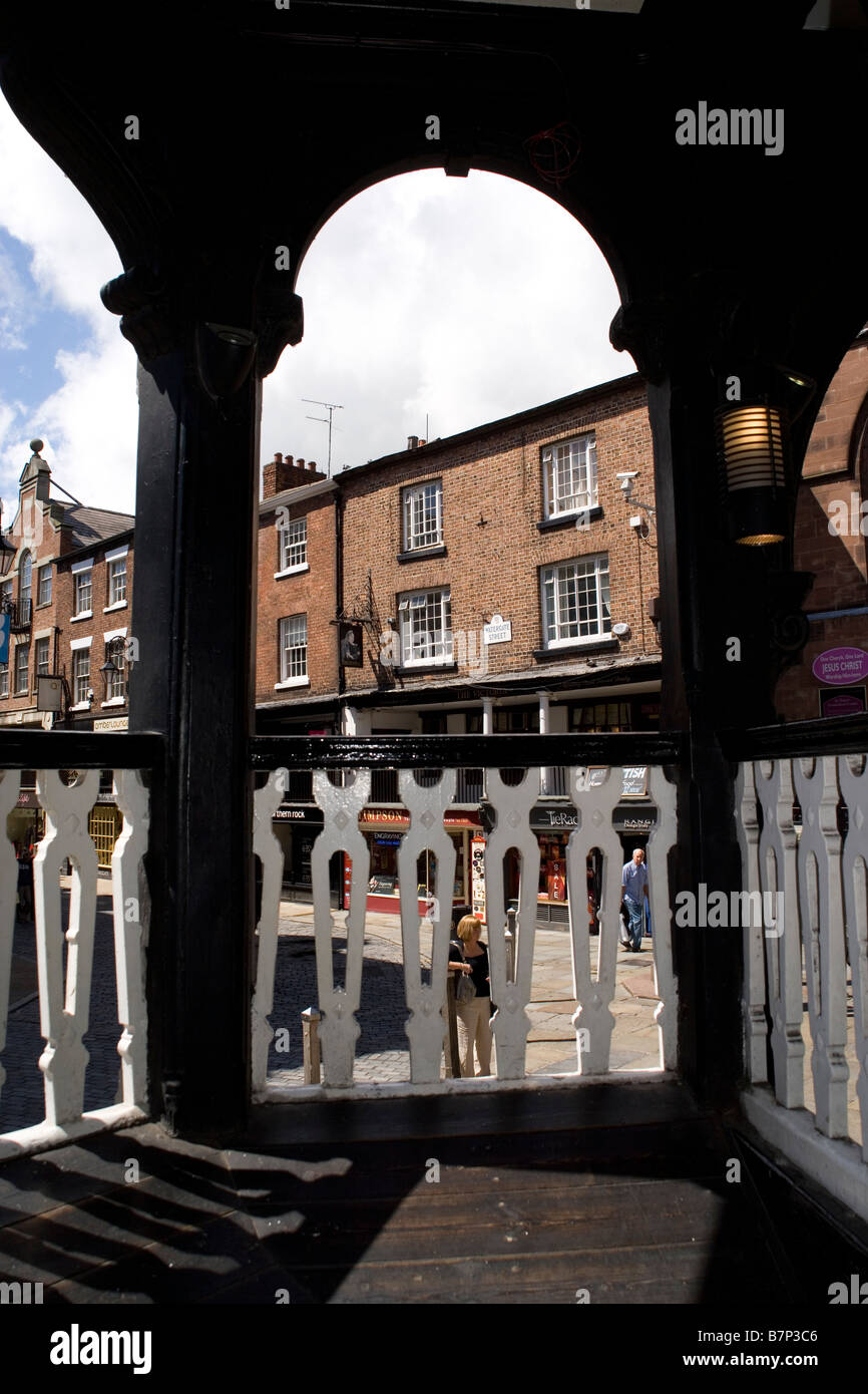 Halbe Fachwerkhaus Altbauten auf Eastgate aus den Zeilen im Zentrum der mittelalterlichen Altstadt von Chester, England Stockfoto