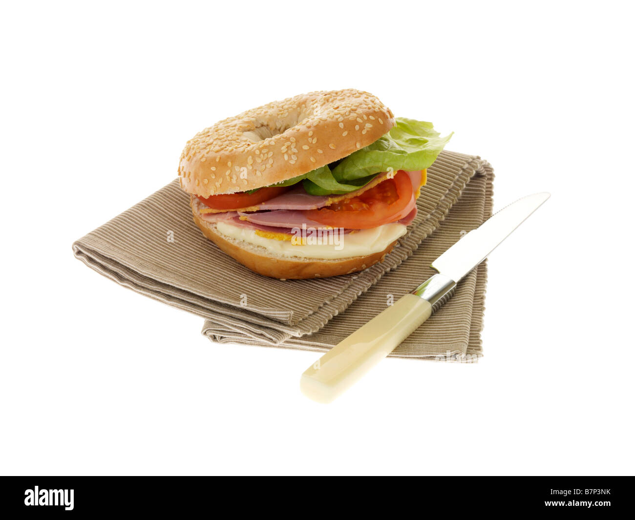 Frischem, kaltem gekochten Schinken und Salat Sandwich Isoliert gegen einen weißen Hintergrund mit keine Menschen und einen Freistellungspfad Stockfoto
