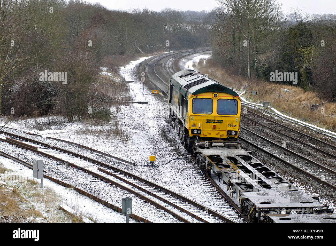 Güterzug im Winter, UK Stockfoto