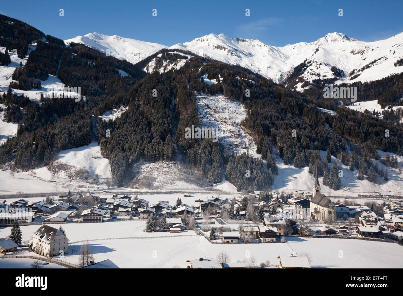 Rauris Österreich Alpine Skigebiet in den österreichischen Alpen mit Schnee im Rauriser Sonnen-Tal und auf die Sonniblick Berge im winter Stockfoto