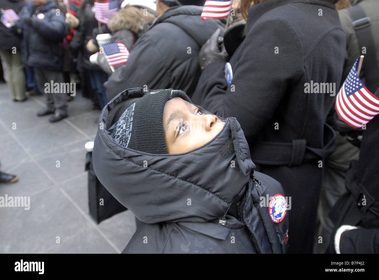 Tausende von Menschen versammeln sich auf dem Times Square in New York auf Dienstag, 20. Januar 2009, die Amtseinführung von Barack Obama zu sehen Stockfoto