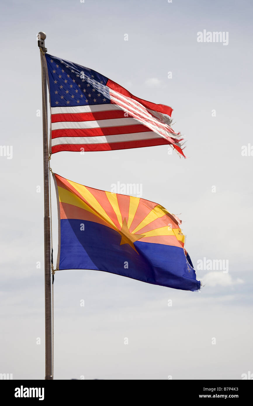 Flagge USA und Arizona, blauer Himmel mit Wolken Stockfoto